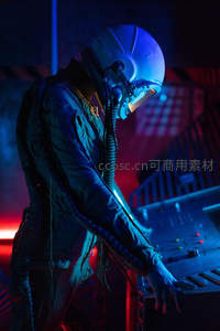 操作控制台的未来宇航员