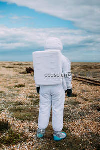 背影望向无垠天空