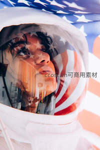 宇航员面罩映射美国国旗的梦幻影像