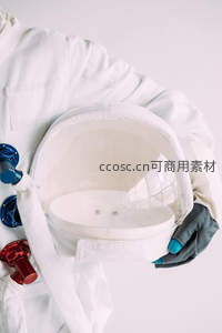 宇航员手持透明头盔展示装备细节