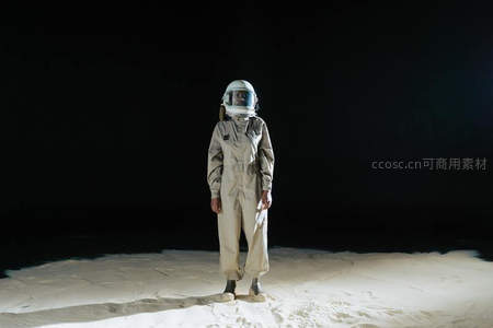 孤独宇航员伫立在模拟月球表面的聚光灯下