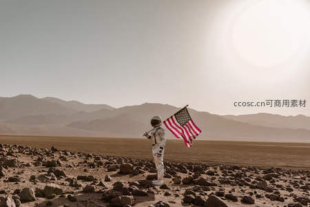 宇航员在火星地貌中挥舞美国国旗