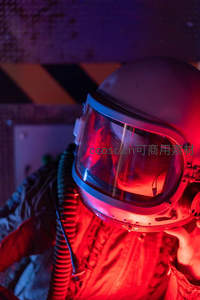 红光笼罩下的神秘宇航员