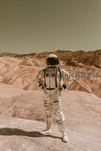 宇航员立于荒漠，仿佛登陆异星