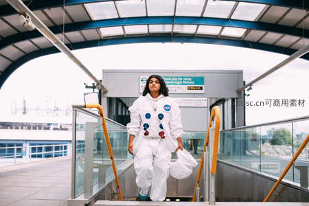 地铁站内行走的NASA宇航员