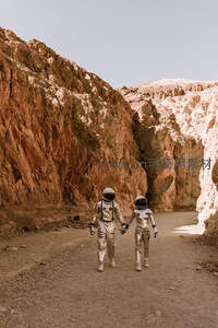 情侣宇航员牵手漫步峡谷