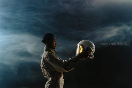宇航员凝视头盔，烟雾缭绕的神秘瞬间