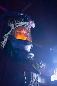 特写宇航员面罩内凝视眼神充满故事