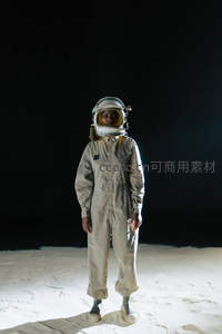 宇航员在模拟月球表面静立凝视