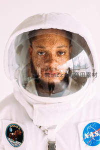 NASA宇航员透过头盔凝视镜头