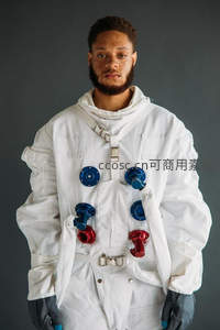 身穿白色宇航服的男子直视镜头