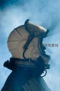 烟雾缭绕中宇航员头盔侧影剪影