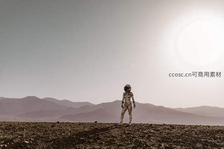 孤独宇航员伫立异星荒漠仰望烈日