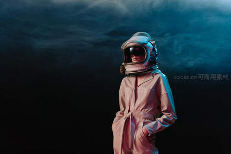霓虹光影中宇航员静立神秘烟雾