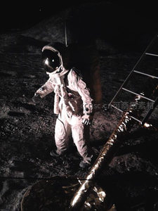 月球表面的宇航员探索瞬间