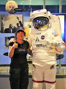 NASA宇航服展览与游客合影