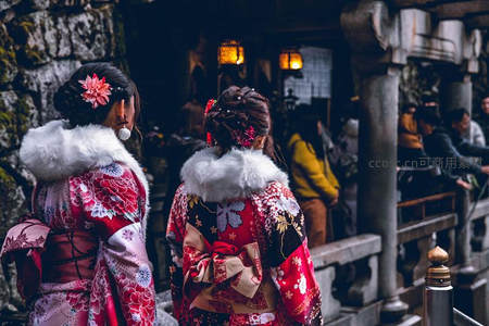 两位和服少女参观古寺庭院