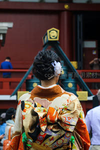 和服背影观古寺红色门楼