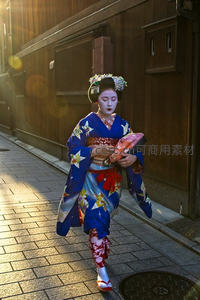 蓝底星纹和服女子漫步古街