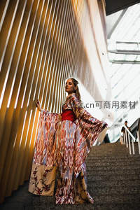 现代建筑下，和服飘逸如画