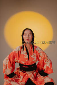 橙色和服，圆光背景下的沉静之美