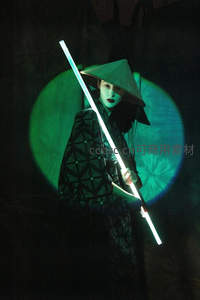 绿光武士：斗笠下的神秘身影