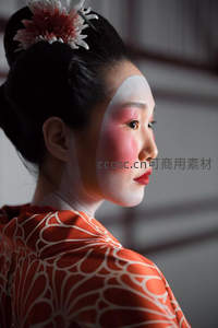 红妆侧颜：艺伎的精致面容