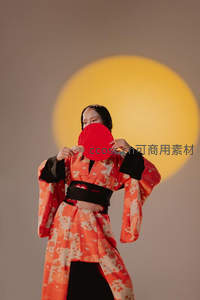 红扇遮面，光影下的和风魅影