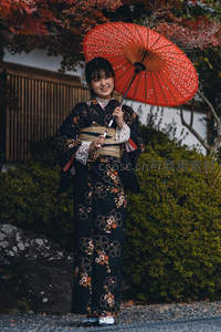 秋日庭院，黑底和服配红伞