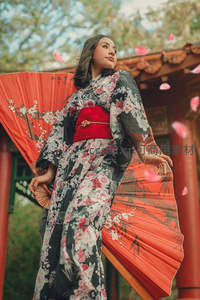 花瓣飞舞，和服少女翩然起舞