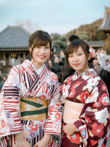 和服少女古寺前微笑合影