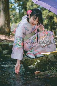 和风少女溪边戏水，紫伞花衣映绿荫