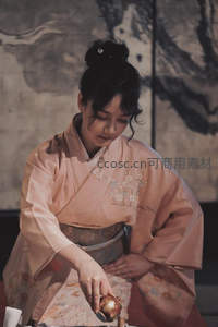 和服女子专注茶道仪式