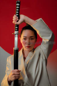 白衣女子持武士刀凝视镜头