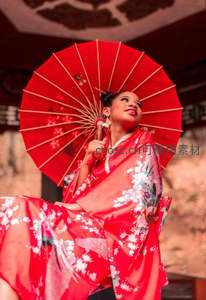 红伞飞舞樱花间，和服佳人仰望天光