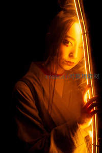 暖光下的神秘古风女子