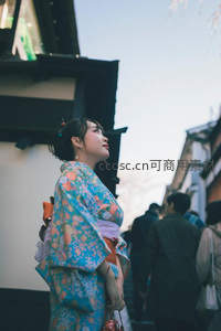 街头和服少女仰望天空