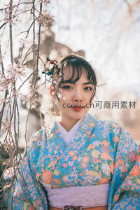 樱花树下微笑的和服美人