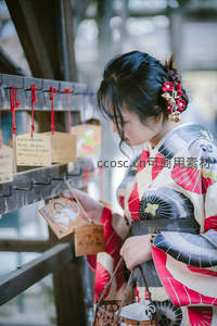 神社前祈愿的和服女子