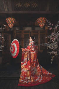 红金和服女子持伞回眸古韵庭院