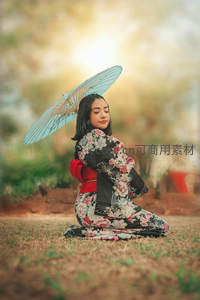 黑底花卉和服少女闭目草地冥想