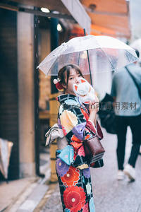 雨中和服女郎持狐面伞漫步街头