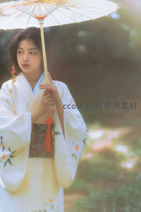 和风少女撑伞林间漫步
