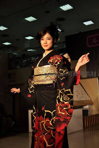 华丽黑底玫瑰和服展示