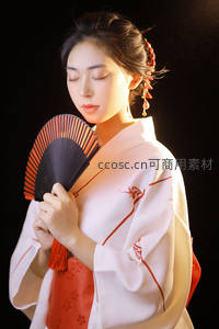 闭目执扇和风美人特写