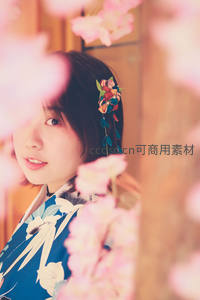 樱花树下和风少女，发饰精致笑容温柔