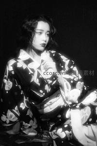 黑白光影中的和服美人，神秘而优雅