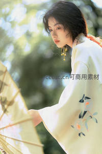 和风少女林间撑伞静谧时光