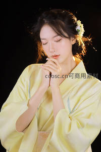 闭目祈祷的黄衣和服女子