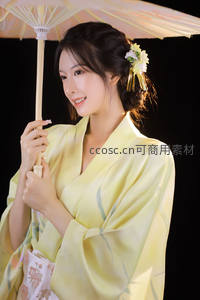 黄裙和服少女，撑伞微笑如春日暖阳